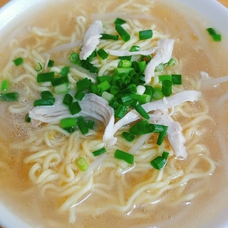 蒸し鶏ともやしの旨塩ラーメン